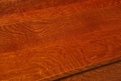 Detail of the excellent solid hand-selected fine quarter-sawn white oak top.